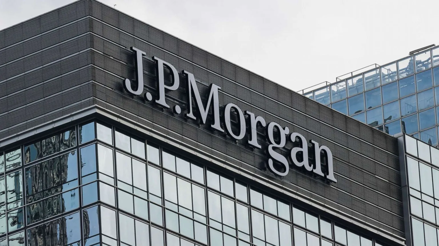 كبير الإستراتيجيين في “JPMorgan”: المؤسسات غير مهتمة بالعملات المشفرة
